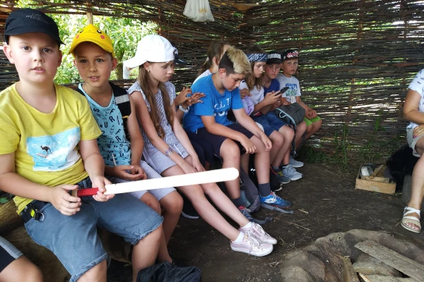 dzieci zwiedzają Osadę Słowiańską